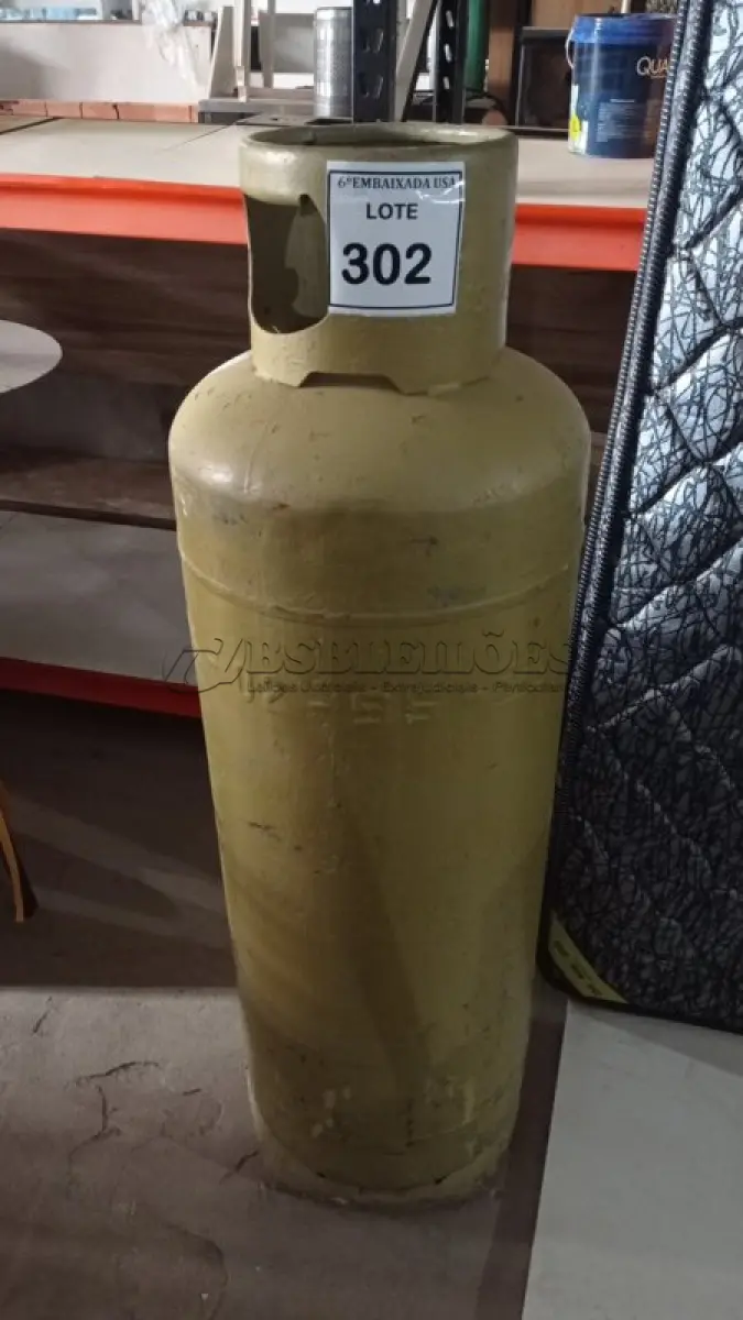 LOTE 302 - 01 BOTIJÃO DE GÁS VAZIO P45. (NO ESTADO EM QUE SE ENCONTRA. SUJEITO A AVARIAS OCULTAS/VISÍVEIS.)