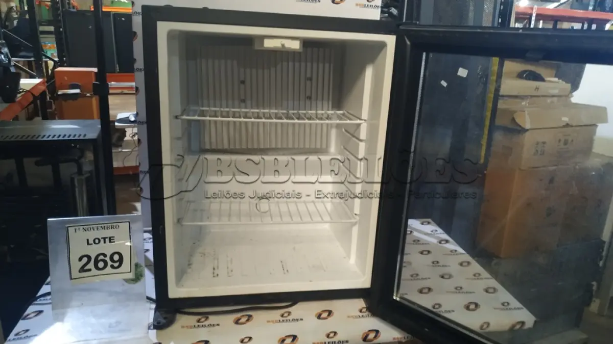 LOTE 269 - 01 FRIGOBAR. (NO ESTADO) ATENÇÃO! FAZER A VISITAÇÃO ANTES DE ARREMATAR, NÃO SABEMOS SE FUNCIONA, LEILÃO NÃO TEM GARANTIA E NEM DEVOLUÇÃO, SUJEITO A POSSÍVEIS AVARIAS VISÍVEIS/OCULTAS E/OU AUSÊNCIA DE COMPONENTES.