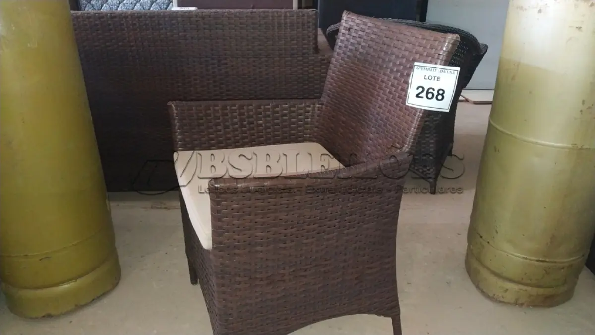 LOTE 268 - 01 CADEIRA DE JARDIM. (NO ESTADO EM QUE SE ENCONTRA. SUJEITO A AVARIAS OCULTAS/VISÍVEIS.) BH1566D