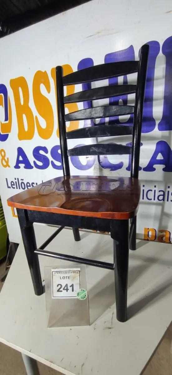 LOTE 241 - 01 CADEIRA PARA COZINHA. (NO ESTADO EM QUE SE ENCONTRA. SUJEITO A AVARIAS OCULTAS/VISÍVEIS.) AV9942W