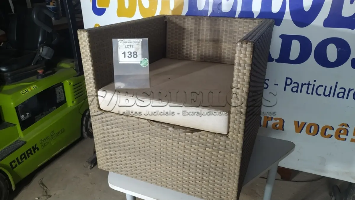 LOTE 138 - 01 POLTRONA DE JARDIM. (NO ESTADO EM QUE SE ENCONTRA. SUJEITO A AVARIAS OCULTAS/VISÍVEIS.) BH1517H