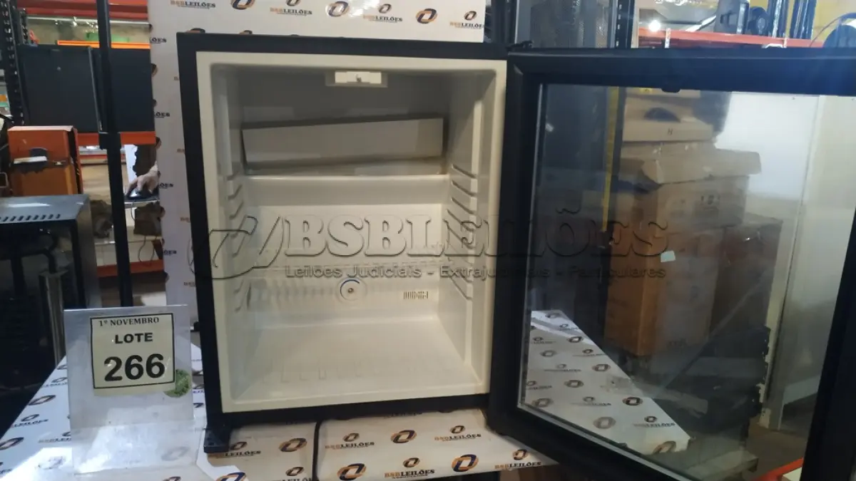 LOTE 266 - 01 FRIGOBAR. (NO ESTADO) ATENÇÃO! FAZER A VISITAÇÃO ANTES DE ARREMATAR, NÃO SABEMOS SE FUNCIONA, LEILÃO NÃO TEM GARANTIA E NEM DEVOLUÇÃO, SUJEITO A POSSÍVEIS AVARIAS VISÍVEIS/OCULTAS E/OU AUSÊNCIA DE COMPONENTES.