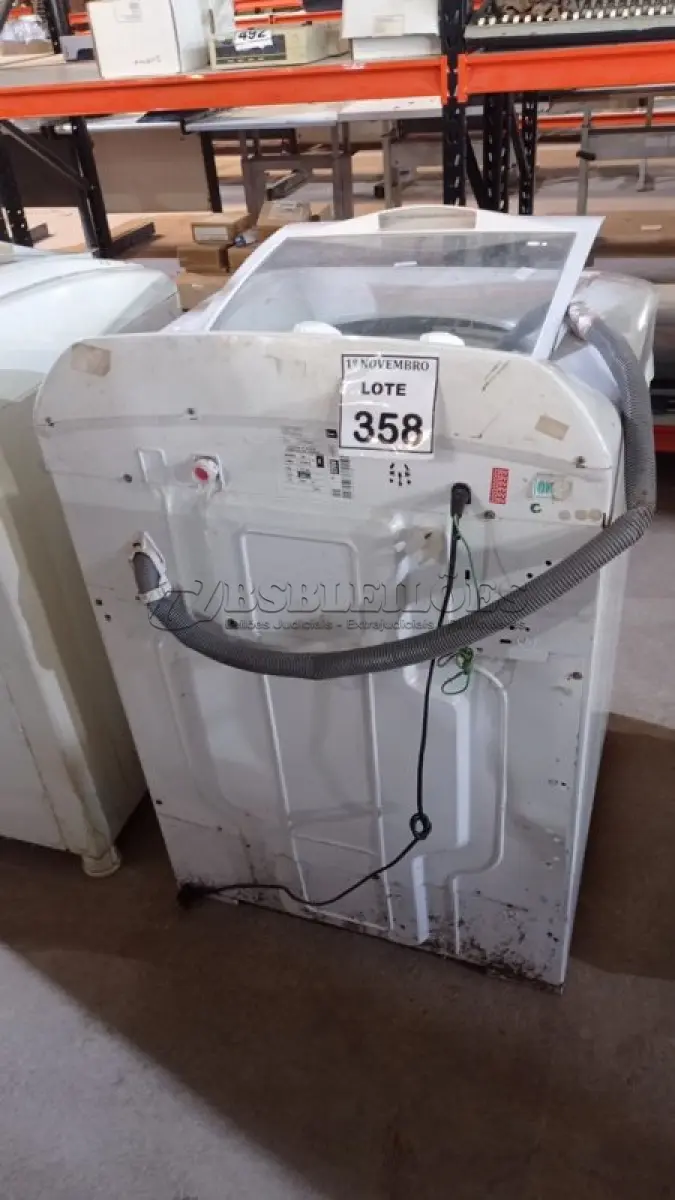 LOTE 358 - 01 MÁQUINA DE LAVAR 12 KG 220V MARCA ELECTROLUX. (NO ESTADO) ATENÇÃO! FAZER A VISITAÇÃO ANTES DE ARREMATAR, NÃO SABEMOS SE FUNCIONA, LEILÃO NÃO TEM GARANTIA E NEM DEVOLUÇÃO, SUJEITO A POSSÍVEIS AVARIAS VISÍVEIS/OCULTAS E/OU AUSÊNCIA DE COMPONENTES.
