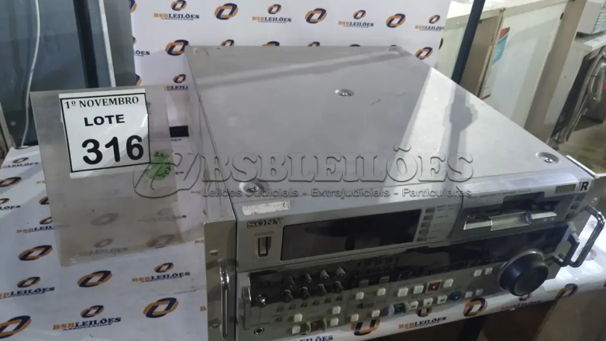 LOTE 316 - 01 GRAVADOR/REPRODUTOR DE VÍDEO DVCAM DSR-2000 MARCA SONY. (NO ESTADO) ATENÇÃO! FAZER A VISITAÇÃO ANTES DE ARREMATAR, NÃO SABEMOS SE FUNCIONA, LEILÃO NÃO TEM GARANTIA E NEM DEVOLUÇÃO, SUJEITO A POSSÍVEIS AVARIAS VISÍVEIS/OCULTAS E/OU AUSÊNCIA DE COMPONENTES.