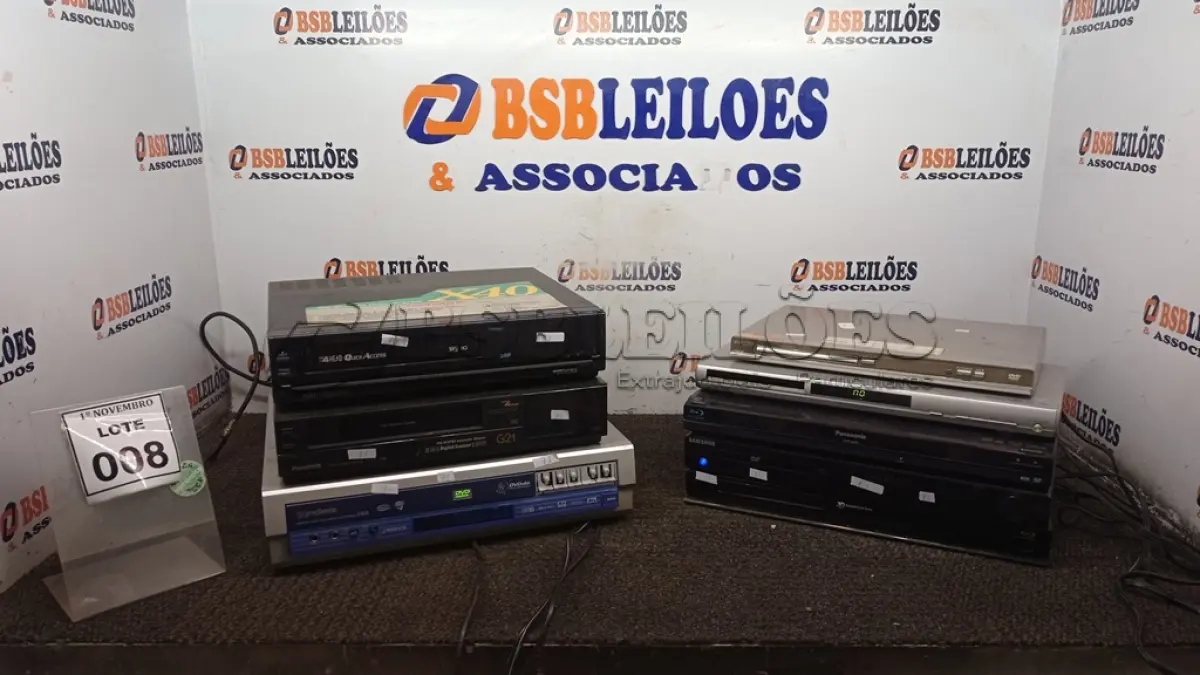 LOTE 008 - 04 APARELHOS DE DVD, 02 BLU RAY E 02 APARELHOS DE VÍDEO CASSETE DE MARCAS E MODELOS DIVERSOS. (NO ESTADO) ATENÇÃO! FAZER A VISITAÇÃO ANTES DE ARREMATAR, NÃO SABEMOS SE FUNCIONA, LEILÃO NÃO TEM GARANTIA E NEM DEVOLUÇÃO, SUJEITO A POSSÍVEIS AVARIAS VISÍVEIS/OCULTAS E/OU AUSÊNCIA DE COMPONENTES.