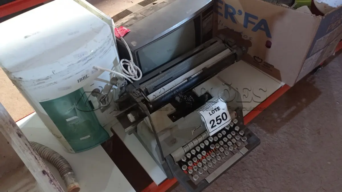LOTE 250 - 01 PURIFICADOR DE ÁGUA, 01 MÁQUINA DE ESCREVER MARCA OLIVETTI E 01 TV MODELO ANTIGO. (NO ESTADO) ATENÇÃO! FAZER A VISITAÇÃO ANTES DE ARREMATAR, NÃO SABEMOS SE FUNCIONA, LEILÃO NÃO TEM GARANTIA E NEM DEVOLUÇÃO, SUJEITO A POSSÍVEIS AVARIAS VISÍVEIS/OCULTAS E/OU AUSÊNCIA DE COMPONENTES.