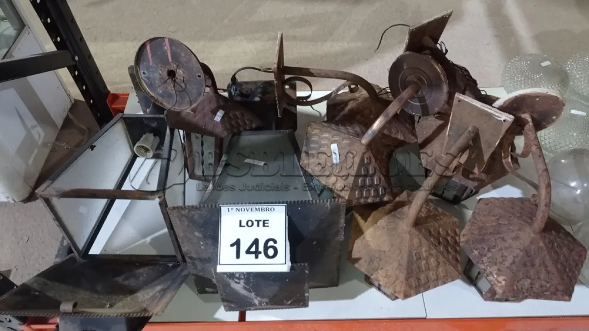LOTE 146 - 09 LUMINÁRIAS DE JARDIM. (NO ESTADO) ATENÇÃO! FAZER A VISITAÇÃO ANTES DE ARREMATAR, NÃO SABEMOS SE FUNCIONA, LEILÃO NÃO TEM GARANTIA E NEM DEVOLUÇÃO, SUJEITO A POSSÍVEIS AVARIAS VISÍVEIS/OCULTAS E/OU AUSÊNCIA DE COMPONENTES.