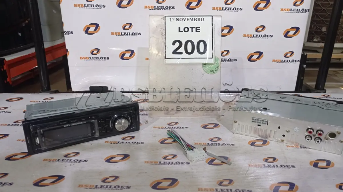 LOTE 200 - 02 APARELHOS DE SOM AUTOMOTIVO. (NO ESTADO) ATENÇÃO! FAZER A VISITAÇÃO ANTES DE ARREMATAR, NÃO SABEMOS SE FUNCIONA, LEILÃO NÃO TEM GARANTIA E NEM DEVOLUÇÃO, SUJEITO A POSSÍVEIS AVARIAS VISÍVEIS/OCULTAS E/OU AUSÊNCIA DE COMPONENTES.
