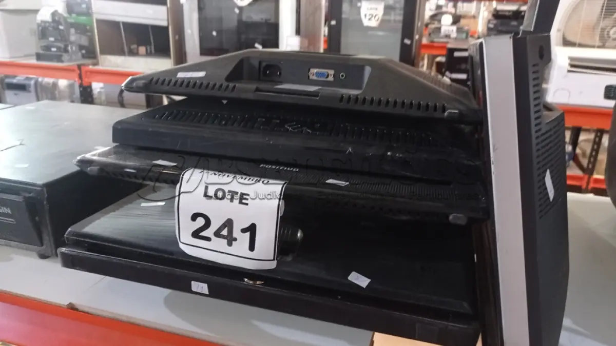 LOTE 241 - 08 MONITORES LCD DE MARCAS E MODELOS DIVERSOS. (NO ESTADO) ATENÇÃO! FAZER A VISITAÇÃO ANTES DE ARREMATAR, NÃO SABEMOS SE FUNCIONA. LEILÃO NÃO TEM GARANTIA E NEM DEVOLUÇÃO, SUJEITO A POSSÍVEIS AVARIAS VISÍVEIS/OCULTAS E/OU AUSÊNCIA DE COMPONENTES.