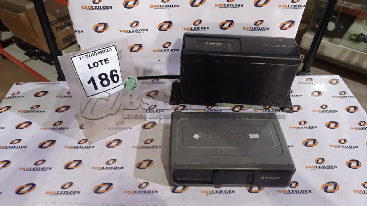 LOTE 186 - 02 TROCADORES DE CD MARCA PIONEER. (NO ESTADO) ATENÇÃO! FAZER A VISITAÇÃO ANTES DE ARREMATAR, NÃO SABEMOS SE FUNCIONA, LEILÃO NÃO TEM GARANTIA E NEM DEVOLUÇÃO, SUJEITO A POSSÍVEIS AVARIAS VISÍVEIS/OCULTAS E/OU AUSÊNCIA DE COMPONENTES.