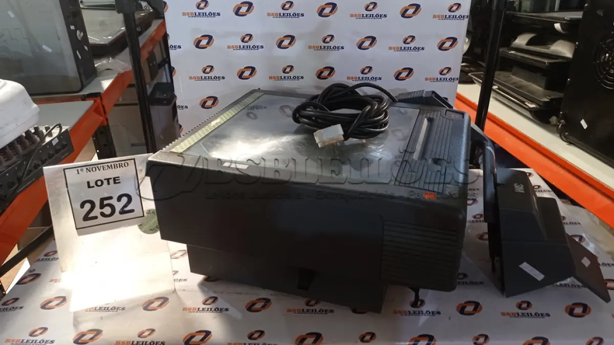 LOTE 252 - 01 RETROPROJETOR. (NO ESTADO) ATENÇÃO! FAZER A VISITAÇÃO ANTES DE ARREMATAR, NÃO SABEMOS SE FUNCIONA, LEILÃO NÃO TEM GARANTIA E NEM DEVOLUÇÃO, SUJEITO A POSSÍVEIS AVARIAS VISÍVEIS/OCULTAS E/OU AUSÊNCIA DE COMPONENTES.