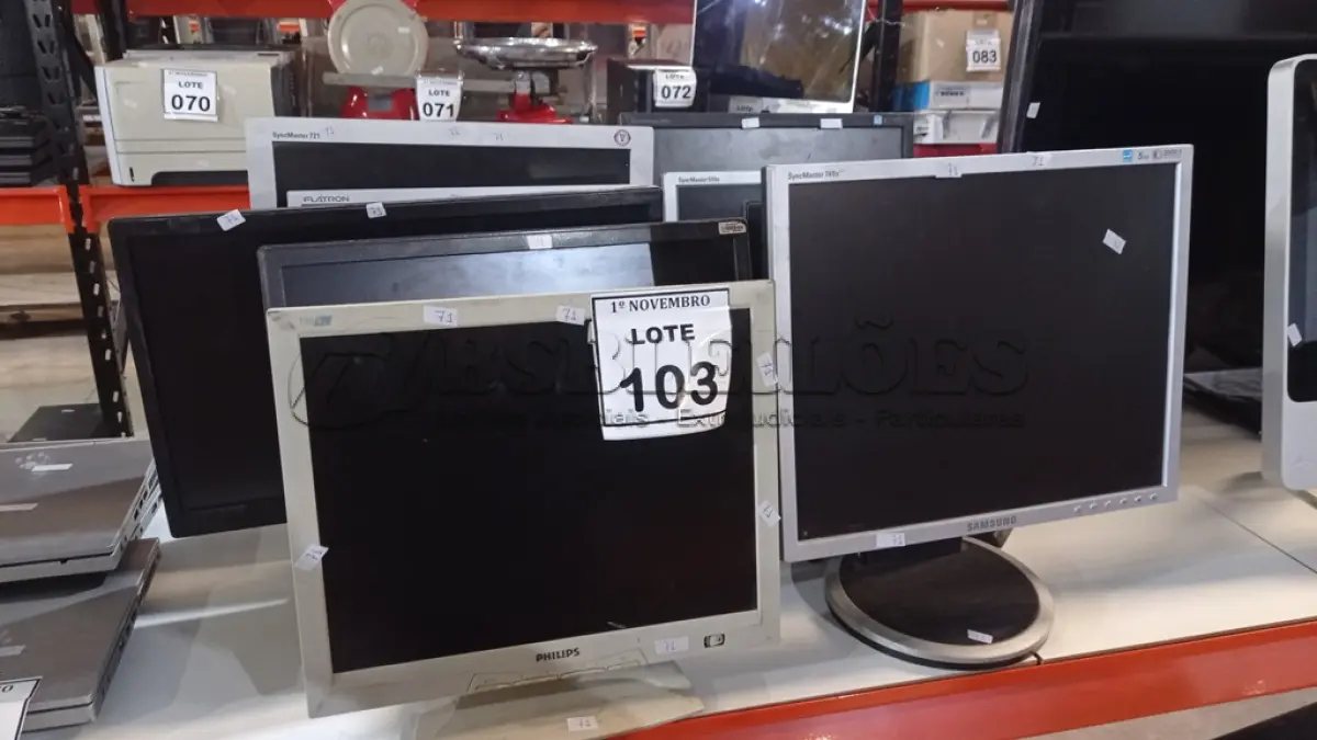 LOTE 103 - 09 MONITORES LCD DE MARCAS E MODELOS DIVERSOS. (NO ESTADO) ATENÇÃO! FAZER A VISITAÇÃO ANTES DE ARREMATAR, NÃO SABEMOS SE FUNCIONA, LEILÃO NÃO TEM GARANTIA E NEM DEVOLUÇÃO, SUJEITO A POSSÍVEIS AVARIAS VISÍVEIS/OCULTAS E/OU AUSÊNCIA DE COMPONENTES.