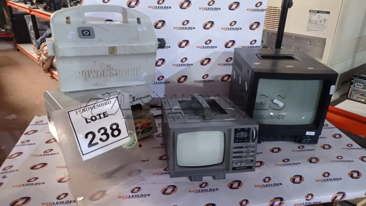LOTE 238 - 02 TVS PORTÁTEIS, 01 RELÓGIO DE PAREDE E 01 FONTE DE ALIMENTAÇÃO PARA LIMPADOR DE PISCINA. (NO ESTADO) ATENÇÃO! FAZER A VISITAÇÃO ANTES DE ARREMATAR, NÃO SABEMOS SE FUNCIONA, LEILÃO NÃO TEM GARANTIA E NEM DEVOLUÇÃO, SUJEITO A POSSÍVEIS AVARIAS VISÍVEIS/OCULTAS E/OU AUSÊNCIA DE COMPONENTES.