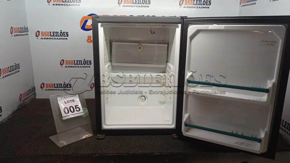 LOTE 005 - 01 FRIGOBAR 220V MARCA ELECTROLUX. (NO ESTADO) ATENÇÃO! FAZER A VISITAÇÃO ANTES DE ARREMATAR, NÃO SABEMOS SE FUNCIONA, LEILÃO NÃO TEM GARANTIA E NEM DEVOLUÇÃO, SUJEITO A POSSÍVEIS AVARIAS VISÍVEIS/OCULTAS E/OU AUSÊNCIA DE COMPONENTES.