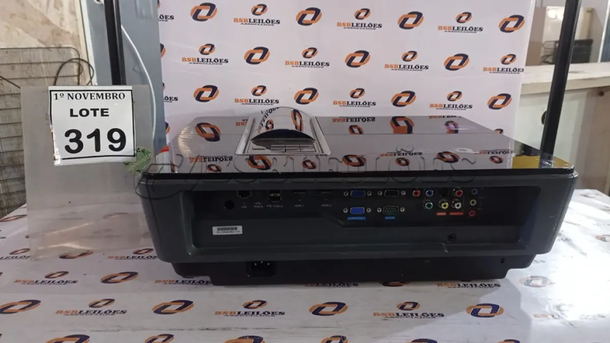LOTE 319 - 01 PROJETOR MARCA BENQ. (NO ESTADO) ATENÇÃO! FAZER A VISITAÇÃO ANTES DE ARREMATAR, NÃO SABEMOS SE FUNCIONA, LEILÃO NÃO TEM GARANTIA E NEM DEVOLUÇÃO, SUJEITO A POSSÍVEIS AVARIAS VISÍVEIS/OCULTAS E/OU AUSÊNCIA DE COMPONENTES.