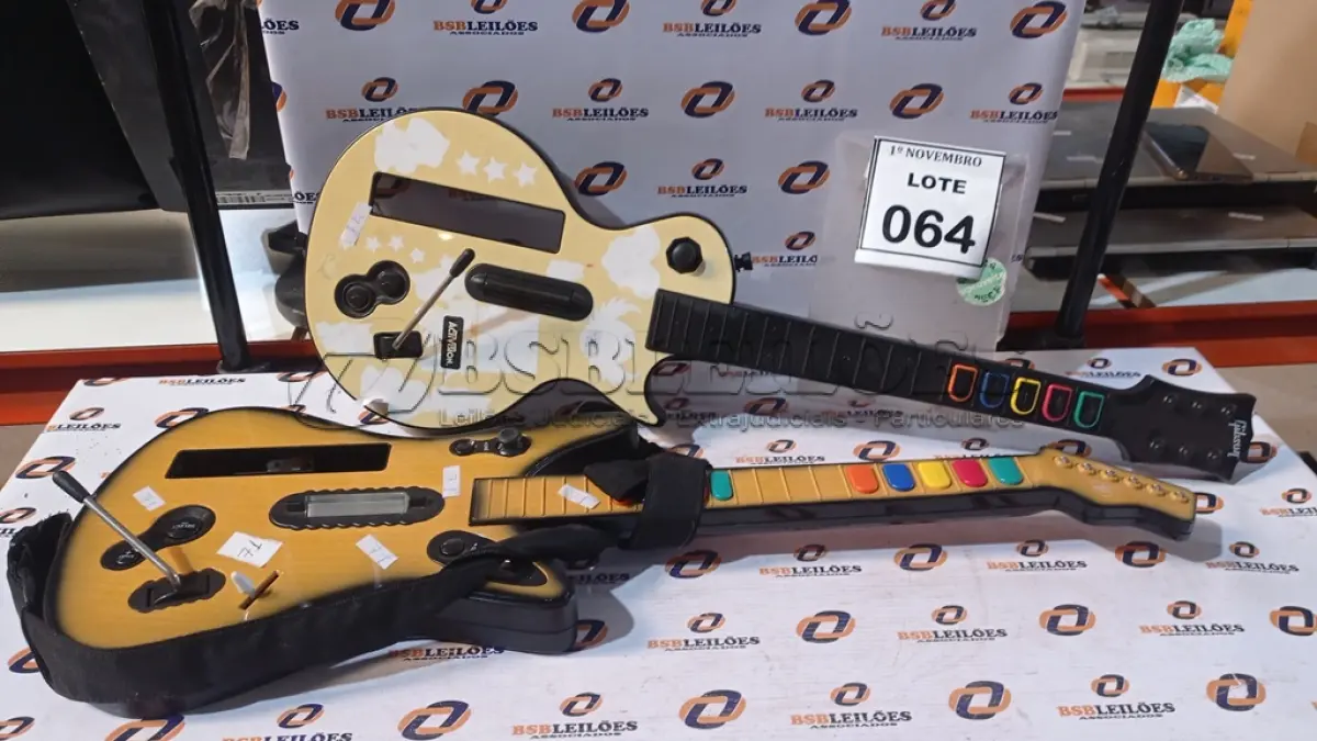 LOTE 064 - 02 GUITARRAS PARA PLAYSTATION. (NO ESTADO) ATENÇÃO! FAZER A VISITAÇÃO ANTES DE ARREMATAR, NÃO SABEMOS SE FUNCIONA, LEILÃO NÃO TEM GARANTIA E NEM DEVOLUÇÃO, SUJEITO A POSSÍVEIS AVARIAS VISÍVEIS/OCULTAS E/OU AUSÊNCIA DE COMPONENTES.