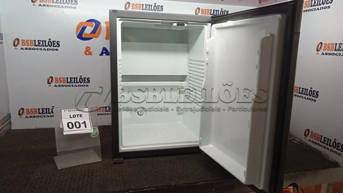LOTE 001 - 01 FRIGOBAR 220V MARCA ELECTROLUX. (NO ESTADO) ATENÇÃO! FAZER A VISITAÇÃO ANTES DE ARREMATAR, NÃO SABEMOS SE FUNCIONA, LEILÃO NÃO TEM GARANTIA E NEM DEVOLUÇÃO, SUJEITO A POSSÍVEIS AVARIAS VISÍVEIS/OCULTAS E/OU AUSÊNCIA DE COMPONENTES.