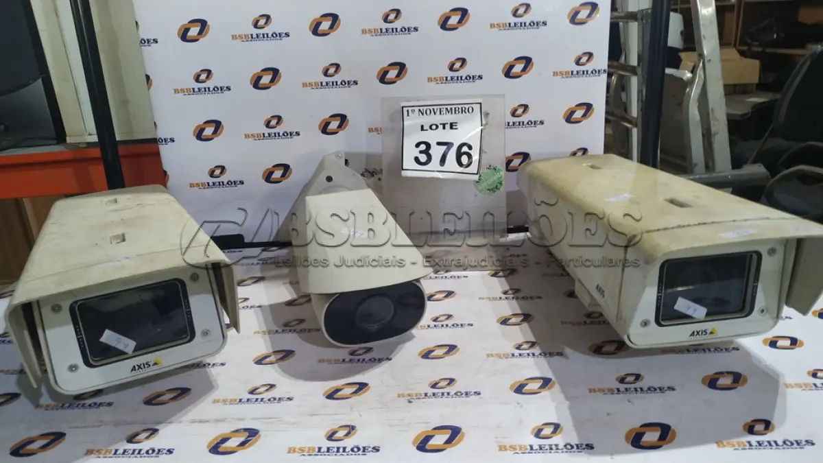 LOTE 376 - 02 CÂMERAS DE MONITORAMENTO MARCA AXIS E 01 CÂMERA MARCA AVIGILON. (NO ESTADO) ATENÇÃO! FAZER A VISITAÇÃO ANTES DE ARREMATAR, NÃO SABEMOS SE FUNCIONA, LEILÃO NÃO TEM GARANTIA E NEM DEVOLUÇÃO, SUJEITO A POSSÍVEIS AVARIAS VISÍVEIS/OCULTAS E/OU AUSÊNCIA DE COMPONENTES.