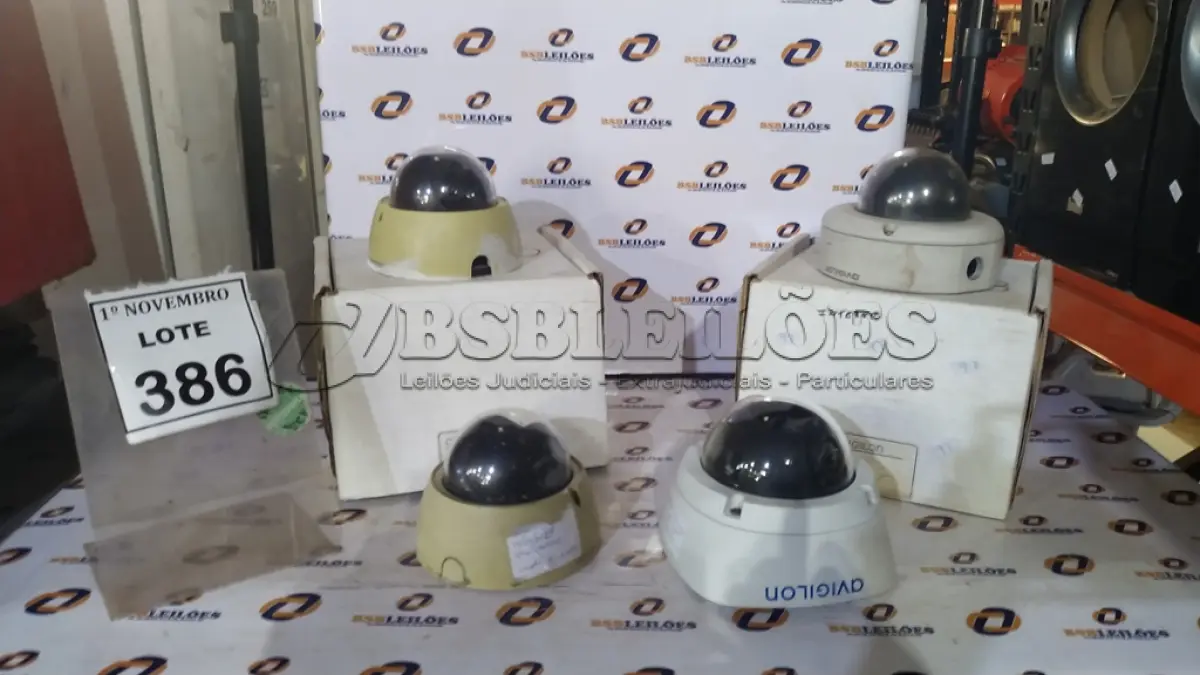 LOTE 386 - 04 CÂMERAS DE MONITORAMENTO TIPO DOME MARCA AVIGILON. (NO ESTADO) ATENÇÃO! FAZER A VISITAÇÃO ANTES DE ARREMATAR, NÃO SABEMOS SE FUNCIONA, LEILÃO NÃO TEM GARANTIA E NEM DEVOLUÇÃO, SUJEITO A POSSÍVEIS AVARIAS VISÍVEIS/OCULTAS E/OU AUSÊNCIA DE COMPONENTES.