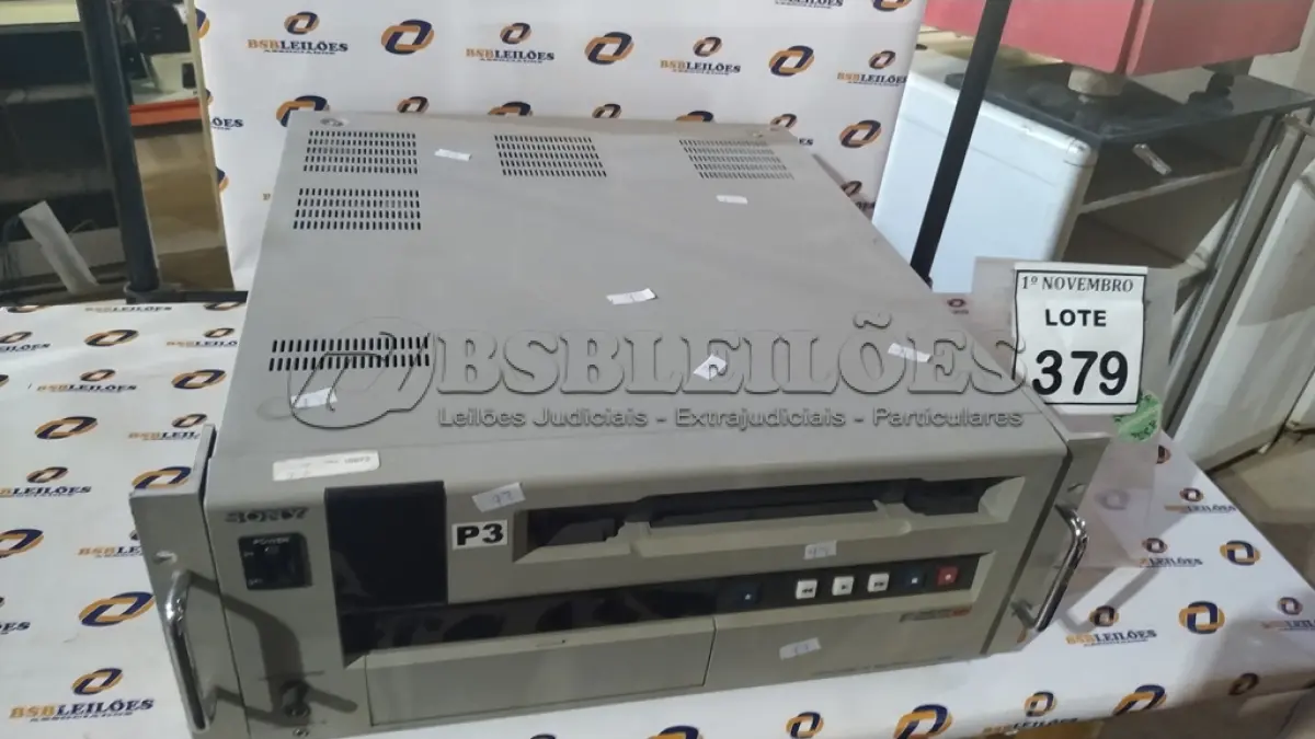 LOTE 379 - 01 GRAVADOR DE VÍDEO CASSETE MODELO UVW-1800 MARCA SONY. (NO ESTADO) ATENÇÃO! FAZER A VISITAÇÃO ANTES DE ARREMATAR, NÃO SABEMOS SE FUNCIONA, LEILÃO NÃO TEM GARANTIA E NEM DEVOLUÇÃO, SUJEITO A POSSÍVEIS AVARIAS VISÍVEIS/OCULTAS E/OU AUSÊNCIA DE COMPONENTES.