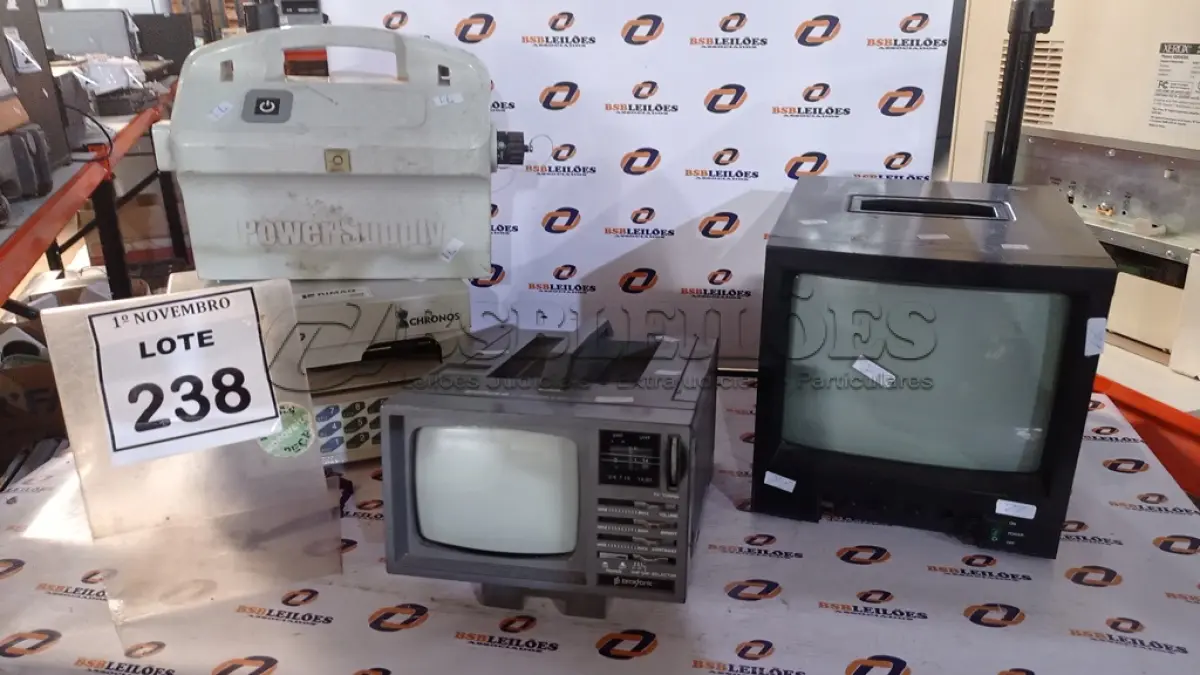 LOTE 238 - 02 TVS PORTÁTEIS, 01 RELÓGIO DE PAREDE E 01 FONTE DE ALIMENTAÇÃO PARA LIMPADOR DE PISCINA. (NO ESTADO) ATENÇÃO! FAZER A VISITAÇÃO ANTES DE ARREMATAR, NÃO SABEMOS SE FUNCIONA, LEILÃO NÃO TEM GARANTIA E NEM DEVOLUÇÃO, SUJEITO A POSSÍVEIS AVARIAS VISÍVEIS/OCULTAS E/OU AUSÊNCIA DE COMPONENTES.
