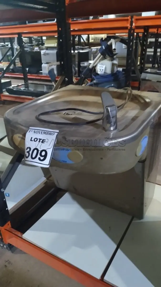 LOTE 309 - 01 BEBEDOURO DE PAREDE. (NO ESTADO) ATENÇÃO! FAZER A VISITAÇÃO ANTES DE ARREMATAR, NÃO SABEMOS SE FUNCIONA, LEILÃO NÃO TEM GARANTIA E NEM DEVOLUÇÃO, SUJEITO A POSSÍVEIS AVARIAS VISÍVEIS/OCULTAS E/OU AUSÊNCIA DE COMPONENTES.