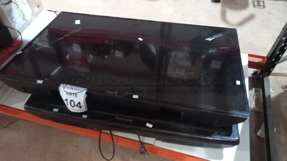 LOTE 104 - 01 TV LCD 32’’ E 01 TV LCD 40’’ MARCA PANASONIC. (NO ESTADO) ATENÇÃO! FAZER A VISITAÇÃO ANTES DE ARREMATAR, NÃO SABEMOS SE FUNCIONA, LEILÃO NÃO TEM GARANTIA E NEM DEVOLUÇÃO, SUJEITO A POSSÍVEIS AVARIAS VISÍVEIS/OCULTAS E/OU AUSÊNCIA DE COMPONENTES.
