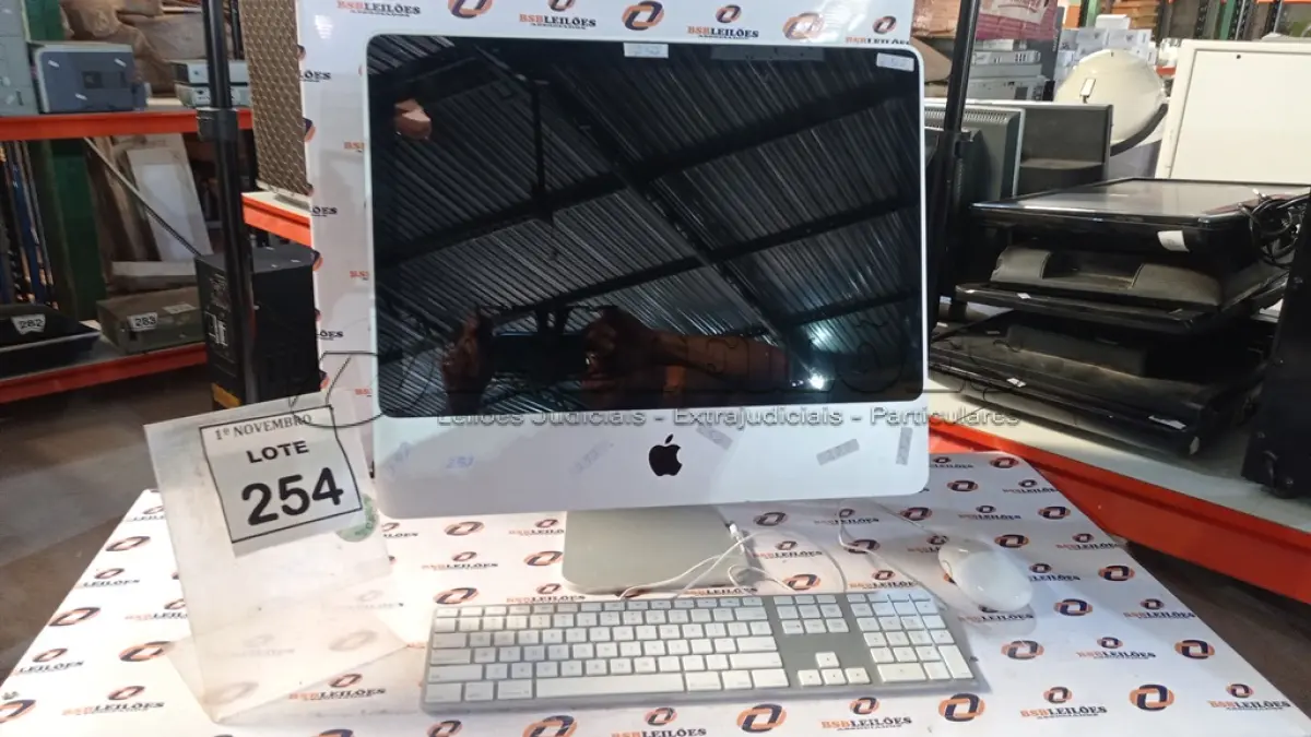 LOTE 254 - 01 IMAC COM MOUSE ETECLADO ORIGINAL. (NO ESTADO) ATENÇÃO! FAZER A VISITAÇÃO ANTES DE ARREMATAR, NÃO SABEMOS SE FUNCIONA, LEILÃO NÃO TEM GARANTIA E NEM DEVOLUÇÃO, SUJEITO A POSSÍVEIS AVARIAS VISÍVEIS/OCULTAS E/OU AUSÊNCIA DE COMPONENTES.