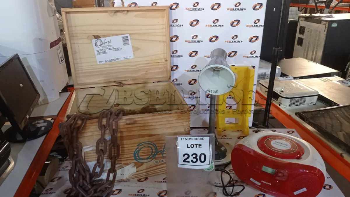 LOTE 230 - 01 RÁDIO PORTÁTIL, 01 LUMINÁRIA DE MESA, 01 CAIXA MEIA ESQUADRIA, 01 CORRENTE DE PLÁSTICO E 01 CAIXOTE DE MADEIRA. (NO ESTADO) ATENÇÃO! FAZER A VISITAÇÃO ANTES DE ARREMATAR, NÃO SABEMOS SE FUNCIONA, LEILÃO NÃO TEM GARANTIA E NEM DEVOLUÇÃO, SUJEITO A POSSÍVEIS AVARIAS VISÍVEIS/OCULTAS E/OU AUSÊNCIA DE COMPONENTES.