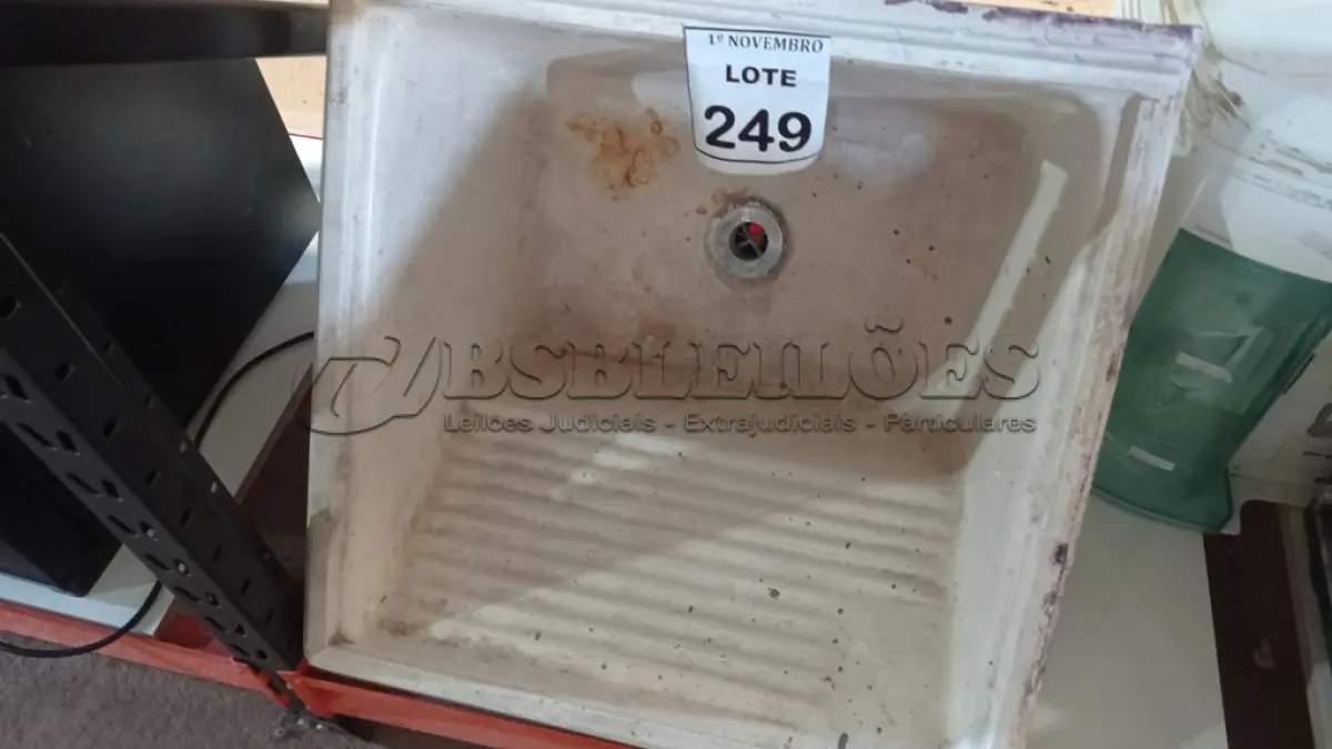 LOTE 249 - 01 TANQUE DE FIBRA SINTÉTICA. (NO ESTADO) ATENÇÃO! FAZER A VISITAÇÃO ANTES DE ARREMATAR, NÃO SABEMOS SE FUNCIONA, LEILÃO NÃO TEM GARANTIA E NEM DEVOLUÇÃO, SUJEITO A POSSÍVEIS AVARIAS VISÍVEIS/OCULTAS E/OU AUSÊNCIA DE COMPONENTES.