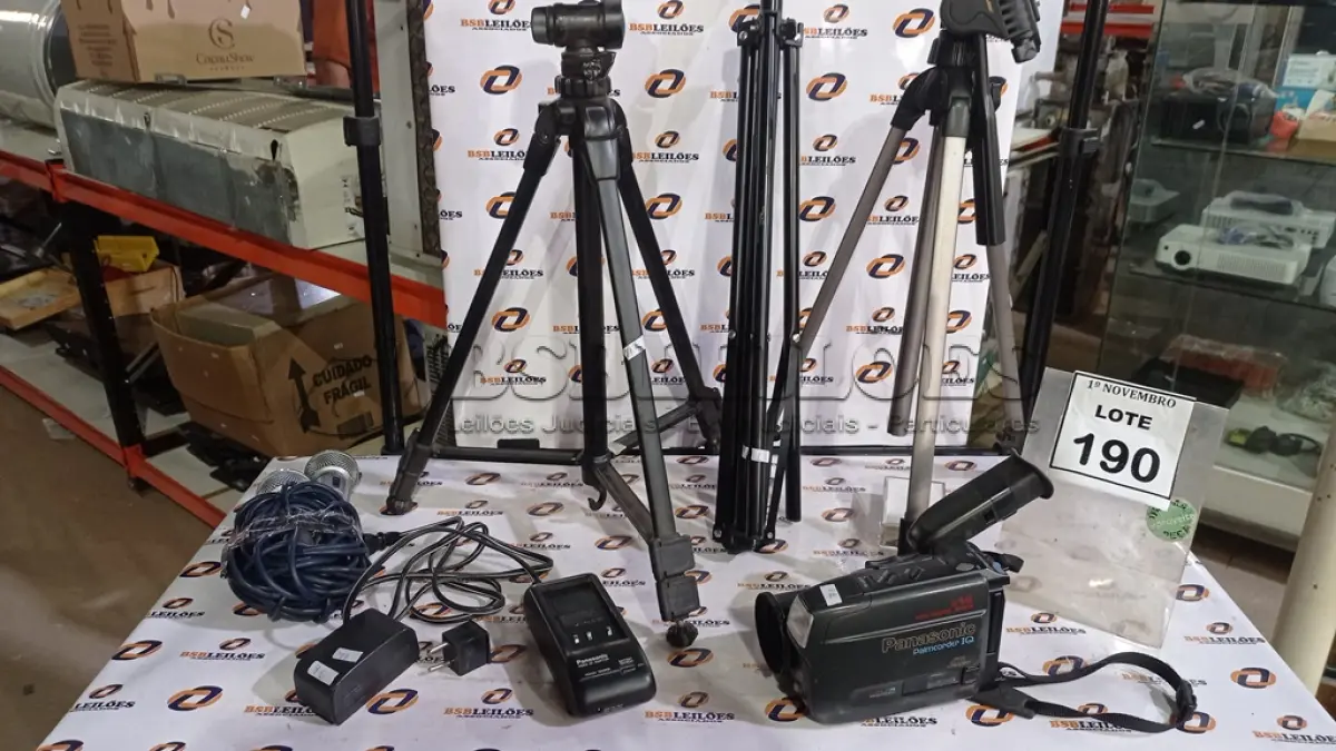 LOTE 190 - 01 FILMADORA MARCA PANASONIC COM 01 BATERIA, 03 TRIPÉS DE CÂMERAS E 02 MICROFONES. (NO ESTADO) ATENÇÃO! FAZER A VISITAÇÃO ANTES DE ARREMATAR, NÃO SABEMOS SE FUNCIONA, LEILÃO NÃO TEM GARANTIA E NEM DEVOLUÇÃO, SUJEITO A POSSÍVEIS AVARIAS VISÍVEIS/OCULTAS E/OU AUSÊNCIA DE COMPONENTES.