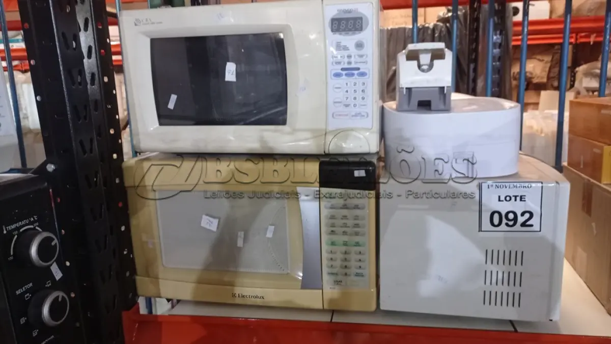 LOTE 092 - 02 DISPENSES DE PAPEL, 01 DISPENSER DE ÁLCOOL EM GEL E 03 MICRO-ONDAS DE MARCAS E MODELOS DIVERSOS. (NO ESTADO) ATENÇÃO! FAZER A VISITAÇÃO ANTES DE ARREMATAR, NÃO SABEMOS SE FUNCIONA, LEILÃO NÃO TEM GARANTIA E NEM DEVOLUÇÃO, SUJEITO A POSSÍVEIS AVARIAS VISÍVEIS/OCULTAS E/OU AUSÊNCIA DE COMPONENTES.