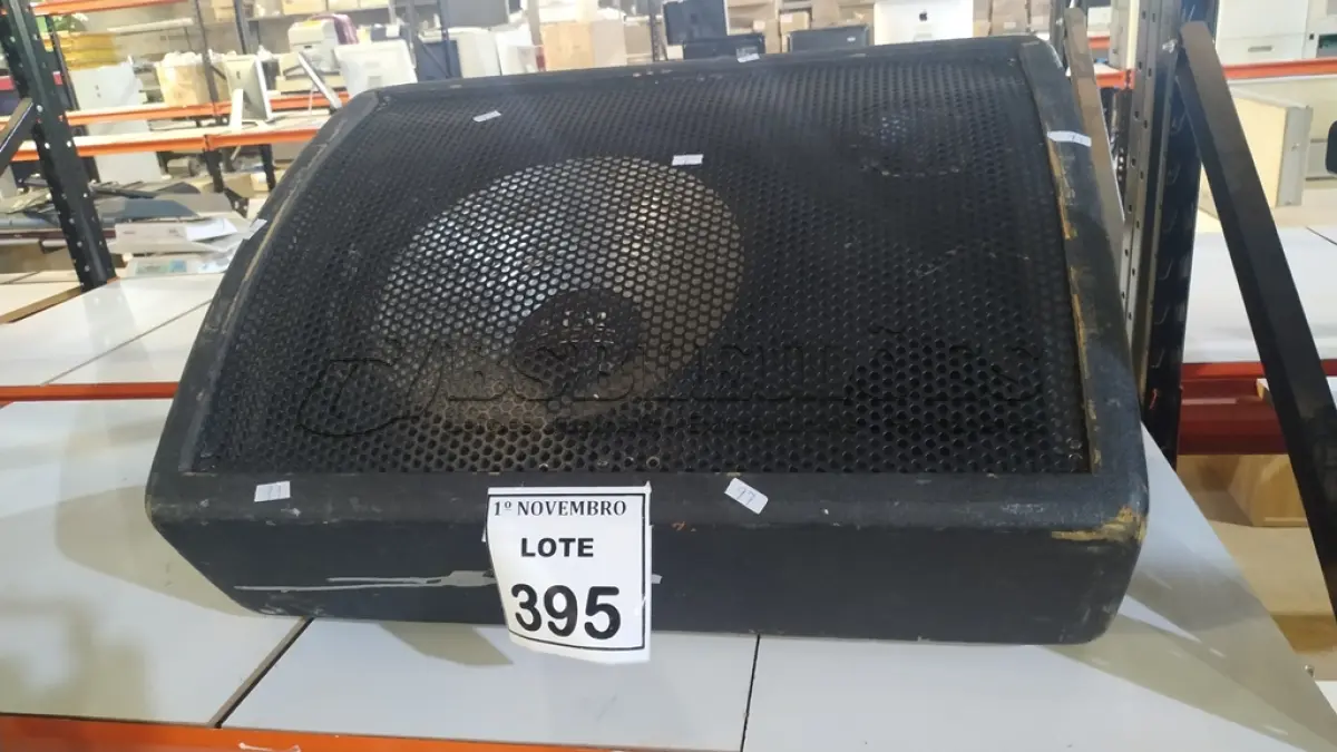 LOTE 395 - 01 CAIXA DE SOM PROFISSIONAL. (NO ESTADO) ATENÇÃO! FAZER A VISITAÇÃO ANTES DE ARREMATAR, NÃO SABEMOS SE FUNCIONA, LEILÃO NÃO TEM GARANTIA E NEM DEVOLUÇÃO, SUJEITO A POSSÍVEIS AVARIAS VISÍVEIS/OCULTAS E/OU AUSÊNCIA DE COMPONENTES.