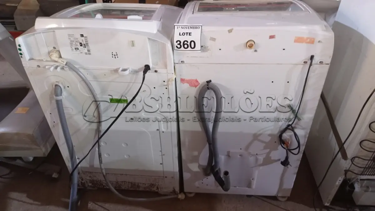 LOTE 360 - 02 MÁQUINAS DE LAVAR 220V MARCAS BRASTEMP E ELECTROLUX. (NO ESTADO) ATENÇÃO! FAZER A VISITAÇÃO ANTES DE ARREMATAR, NÃO SABEMOS SE FUNCIONA, LEILÃO NÃO TEM GARANTIA E NEM DEVOLUÇÃO, SUJEITO A POSSÍVEIS AVARIAS VISÍVEIS/OCULTAS E/OU AUSÊNCIA DE COMPONENTES.