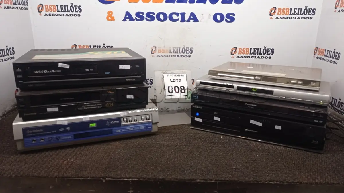 LOTE 008 - 04 APARELHOS DE DVD, 02 BLU RAY E 02 APARELHOS DE VÍDEO CASSETE DE MARCAS E MODELOS DIVERSOS. (NO ESTADO) ATENÇÃO! FAZER A VISITAÇÃO ANTES DE ARREMATAR, NÃO SABEMOS SE FUNCIONA, LEILÃO NÃO TEM GARANTIA E NEM DEVOLUÇÃO, SUJEITO A POSSÍVEIS AVARIAS VISÍVEIS/OCULTAS E/OU AUSÊNCIA DE COMPONENTES.