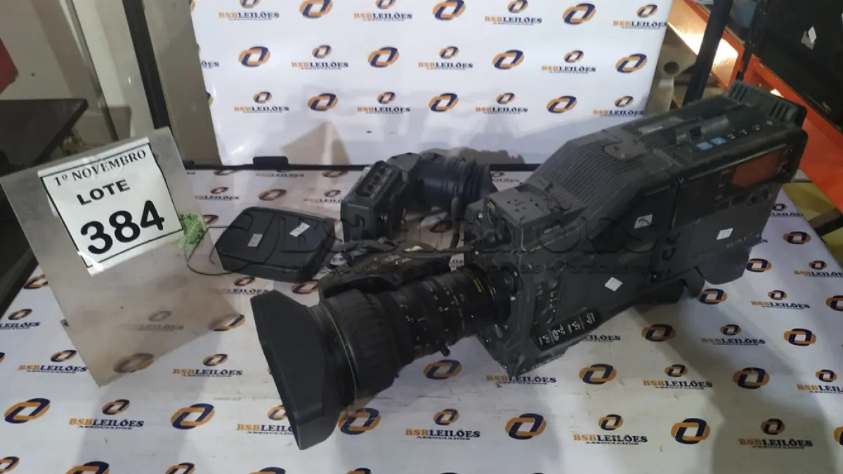 LOTE 384 - 01 CÂMERA FILMADORA MODELO DVCAM MARCA SONY. (NO ESTADO) ATENÇÃO! FAZER A VISITAÇÃO ANTES DE ARREMATAR, NÃO SABEMOS SE FUNCIONA, LEILÃO NÃO TEM GARANTIA E NEM DEVOLUÇÃO, SUJEITO A POSSÍVEIS AVARIAS VISÍVEIS/OCULTAS E/OU AUSÊNCIA DE COMPONENTES.