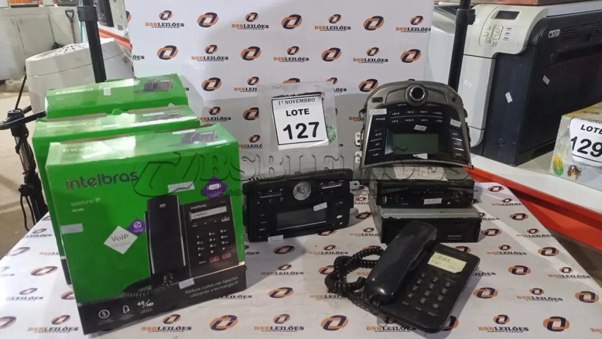 LOTE 127 - 01 LOTE COM VÁRIOS APARELHOS DE SOM AUTOMOTIVO E APARELHOS DE TELEFONE. (NO ESTADO) ATENÇÃO! FAZER A VISITAÇÃO ANTES DE ARREMATAR, NÃO SABEMOS SE FUNCIONA, LEILÃO NÃO TEM GARANTIA E NEM DEVOLUÇÃO, SUJEITO A POSSÍVEIS AVARIAS VISÍVEIS/OCULTAS E/OU AUSÊNCIA DE COMPONENTES.
