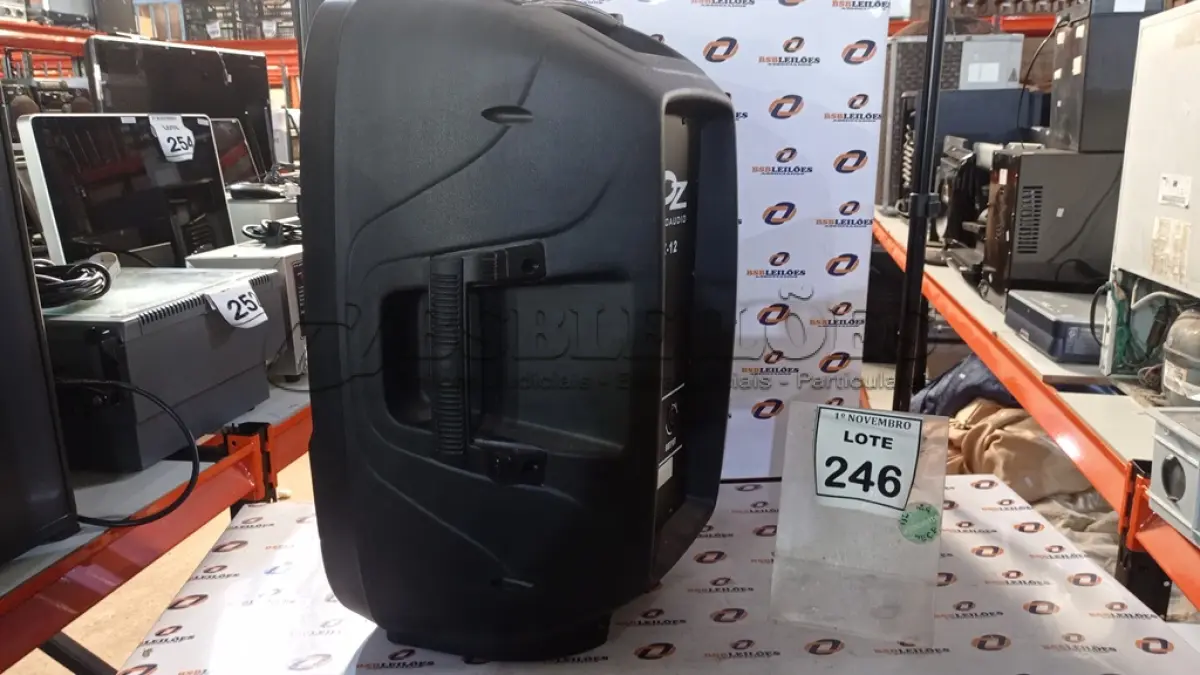 LOTE 246 - 01 CAIXA DE SOM MARCA PZ PRO ÁUDIO. (NO ESTADO) ATENÇÃO! FAZER A VISITAÇÃO ANTES DE ARREMATAR, NÃO SABEMOS SE FUNCIONA. LEILÃO NÃO TEM GARANTIA E NEM DEVOLUÇÃO, SUJEITO A POSSÍVEIS AVARIAS VISÍVEIS/OCULTAS E/OU AUSÊNCIA DE COMPONENTES.
