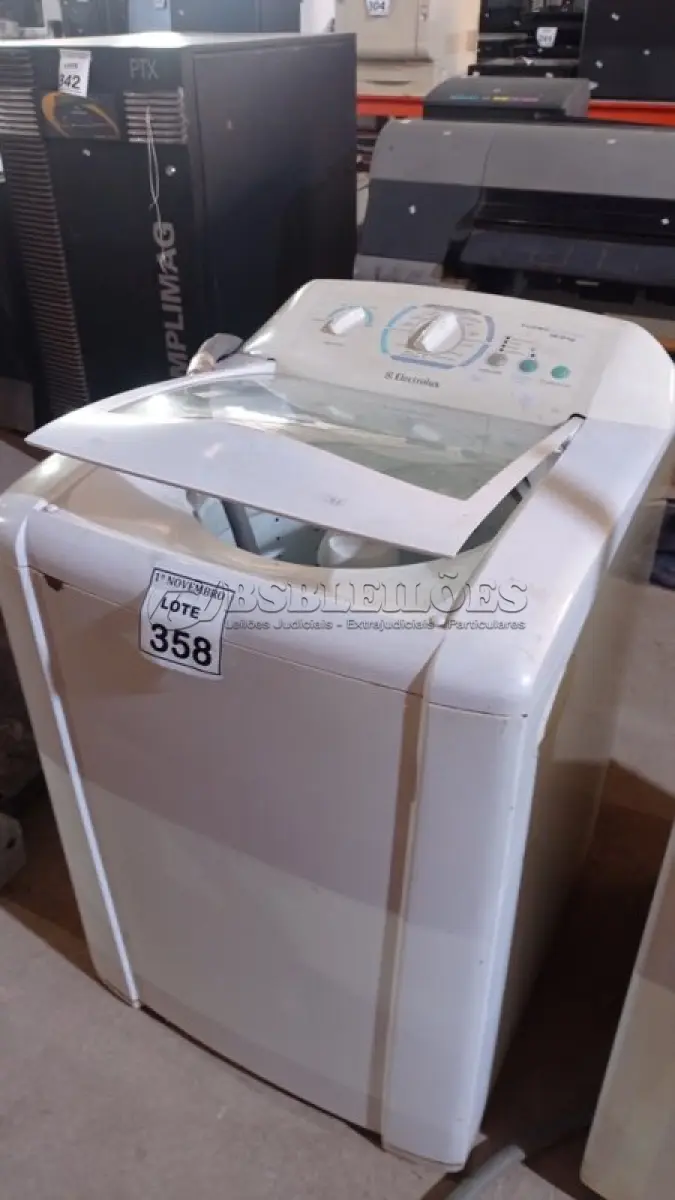 LOTE 358 - 01 MÁQUINA DE LAVAR 12 KG 220V MARCA ELECTROLUX. (NO ESTADO) ATENÇÃO! FAZER A VISITAÇÃO ANTES DE ARREMATAR, NÃO SABEMOS SE FUNCIONA, LEILÃO NÃO TEM GARANTIA E NEM DEVOLUÇÃO, SUJEITO A POSSÍVEIS AVARIAS VISÍVEIS/OCULTAS E/OU AUSÊNCIA DE COMPONENTES.