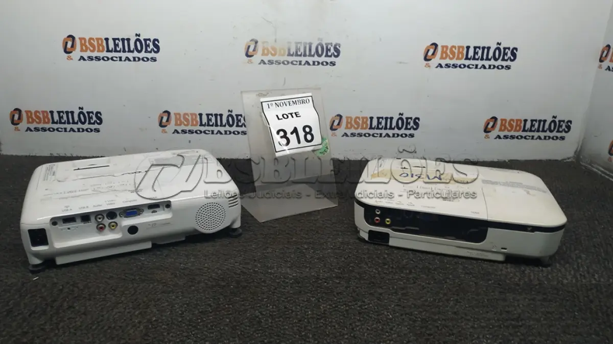 LOTE 318 - 02 PROJETORES MARCA EPSON. (NO ESTADO) ATENÇÃO! FAZER A VISITAÇÃO ANTES DE ARREMATAR, NÃO SABEMOS SE FUNCIONA, LEILÃO NÃO TEM GARANTIA E NEM DEVOLUÇÃO, SUJEITO A POSSÍVEIS AVARIAS VISÍVEIS/OCULTAS E/OU AUSÊNCIA DE COMPONENTES.