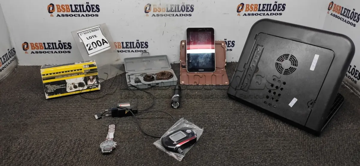 LOTE 200 - 01 TABLET SAMSUNG, 01 COOLER PARA NOTEBOOK, 01 BAFÔMETRO, 01 RELÓGIO DE PULSO, 01 KIT SERRA COPO E 01 LANTERNA RECARREGÁVEL. (NO ESTADO) ATENÇÃO! FAZER A VISITAÇÃO ANTES DE ARREMATAR, NÃO SABEMOS SE FUNCIONA, LEILÃO NÃO TEM GARANTIA E NEM DEVOLUÇÃO, SUJEITO A POSSÍVEIS AVARIAS VISÍVEIS/OCULTAS E/OU AUSÊNCIA DE COMPONENTES.