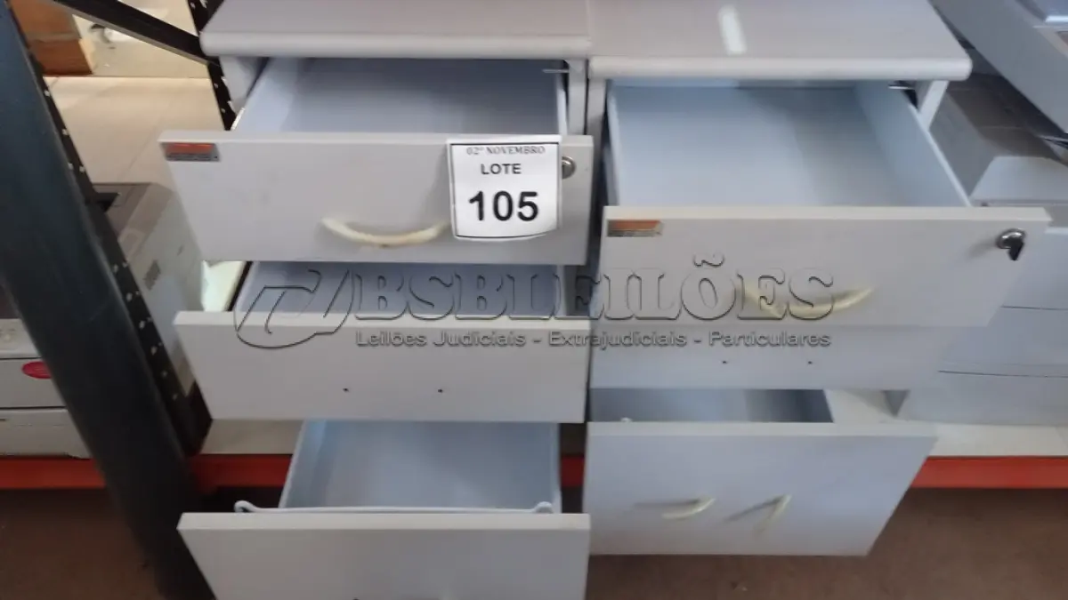 LOTE 105 - 02 GAVETEIROS COM RODINHAS COM 03 GAVETAS CADA. (NO ESTADO) ATENÇÃO! FAZER A VISITAÇÃO ANTES DE ARREMATAR, NÃO SABEMOS SE FUNCIONA, LEILÃO NÃO TEM GARANTIA E NEM DEVOLUÇÃO, SUJEITO A POSSÍVEIS AVARIAS VISÍVEIS/OCULTAS E/OU AUSÊNCIA DE COMPONENTES.