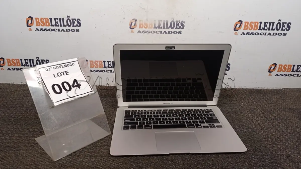 LOTE 004 - 01 MACBOOK APPLE. (NO ESTADO) ATENÇÃO! FAZER A VISITAÇÃO ANTES DE ARREMATAR, NÃO SABEMOS SE FUNCIONA, LEILÃO NÃO TEM GARANTIA E NEM DEVOLUÇÃO, SUJEITO A POSSÍVEIS AVARIAS VISÍVEIS/OCULTAS E/OU AUSÊNCIA DE COMPONENTES.
