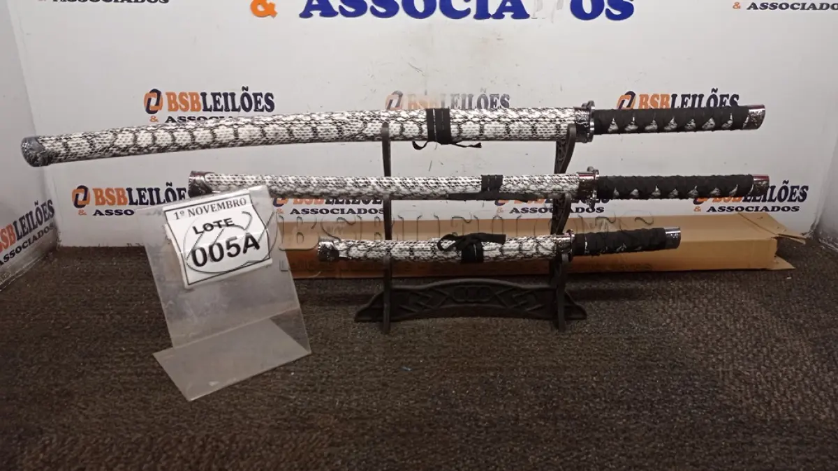LOTE 005 - 03 ESPADAS KATANA ORNAMENTAL COM SUPORTE (PRODUTO NOVO) (NO ESTADO) ATENÇÃO! FAZER A VISITAÇÃO ANTES DE ARREMATAR, NÃO SABEMOS SE FUNCIONA, LEILÃO NÃO TEM GARANTIA E NEM DEVOLUÇÃO, SUJEITO A POSSÍVEIS AVARIAS VISÍVEIS/OCULTAS E/OU AUSÊNCIA DE COMPONENTES.