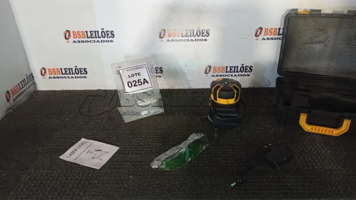 LOTE 025 -  01 NÍVEL A LASER COM 2 BATERIAS MALETA ÓCULOS DE PROTEÇÃO (PRODUTO NOVO). (NO ESTADO) ATENÇÃO! FAZER A VISITAÇÃO ANTES DE ARREMATAR, NÃO SABEMOS SE FUNCIONA, LEILÃO NÃO TEM GARANTIA E NEM DEVOLUÇÃO, SUJEITO A POSSÍVEIS AVARIAS VISÍVEIS/OCULTAS E/OU AUSÊNCIA DE COMPONENTES.