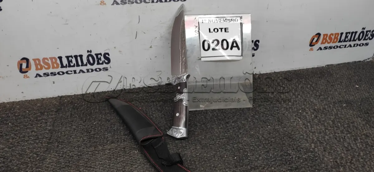LOTE 020 - 01 FACA IMPORTADA AÇO INOXIDÁVEL CABO EM MADEIRA COM GUARDA E POMO FULL TANG BAINHA DE NYLON TAMANHO TOTAL 30CM PESO 288G JÁ AFIADA  