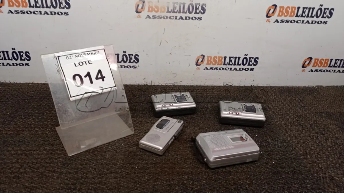 LOTE 014 - 04 GRAVADORES DE VOZ DE MARCAS E MODELOS DIVERSOS. (NO ESTADO) ATENÇÃO! FAZER A VISITAÇÃO ANTES DE ARREMATAR, NÃO SABEMOS SE FUNCIONA, LEILÃO NÃO TEM GARANTIA E NEM DEVOLUÇÃO, SUJEITO A POSSÍVEIS AVARIAS VISÍVEIS/OCULTAS E/OU AUSÊNCIA DE COMPONENTES.