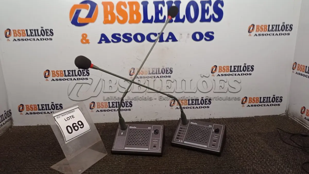 LOTE 069 - 02 MICROFONES DE MESA MARCA RIOLE. (NO ESTADO) ATENÇÃO! FAZER A VISITAÇÃO ANTES DE ARREMATAR, NÃO SABEMOS SE FUNCIONA, LEILÃO NÃO TEM GARANTIA E NEM DEVOLUÇÃO, SUJEITO A POSSÍVEIS AVARIAS VISÍVEIS/OCULTAS E/OU AUSÊNCIA DE COMPONENTES.