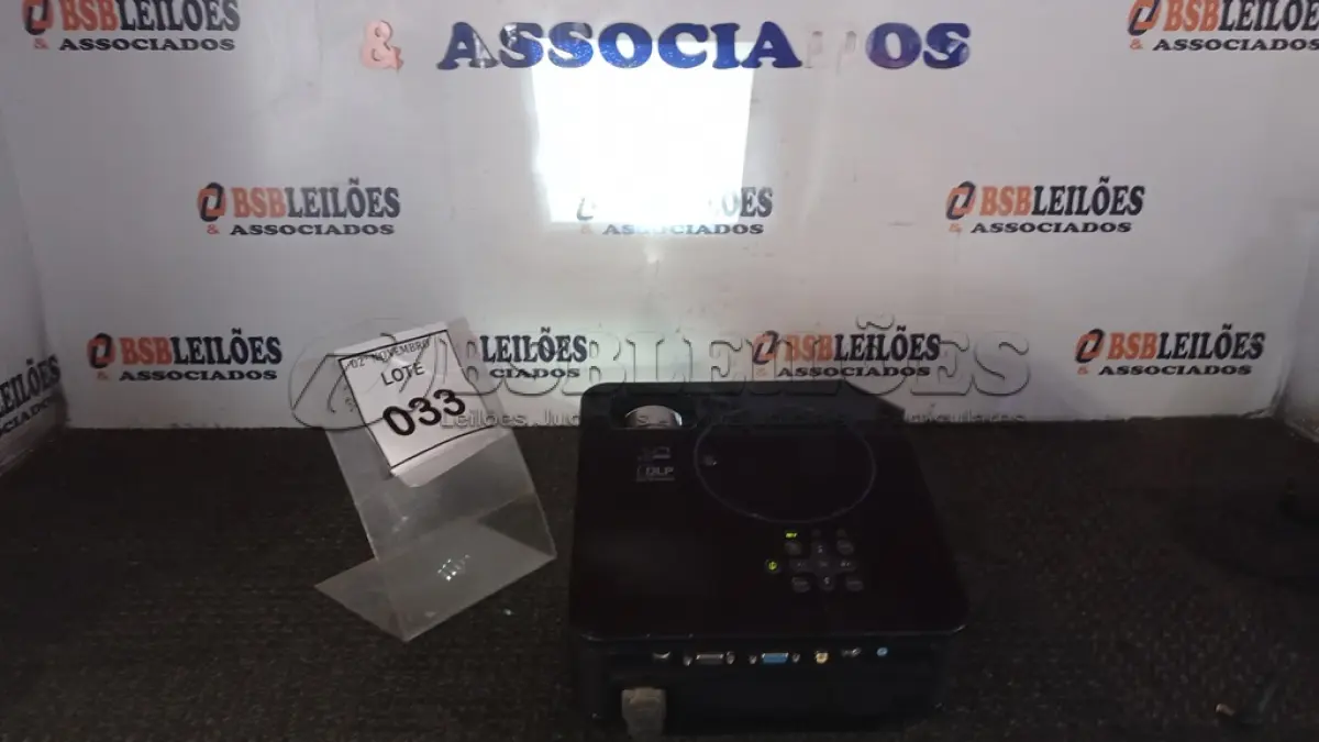 LOTE 033 - 01 PROJETOR MARCA BENQ. (NO ESTADO) ATENÇÃO! FAZER A VISITAÇÃO ANTES DE ARREMATAR, NÃO SABEMOS SE FUNCIONA, LEILÃO NÃO TEM GARANTIA E NEM DEVOLUÇÃO, SUJEITO A POSSÍVEIS AVARIAS VISÍVEIS/OCULTAS E/OU AUSÊNCIA DE COMPONENTES.