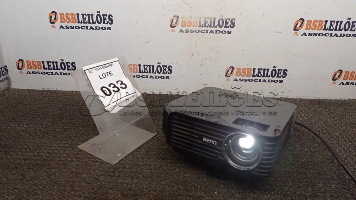 LOTE 033 - 01 PROJETOR MARCA BENQ. (NO ESTADO) ATENÇÃO! FAZER A VISITAÇÃO ANTES DE ARREMATAR, NÃO SABEMOS SE FUNCIONA, LEILÃO NÃO TEM GARANTIA E NEM DEVOLUÇÃO, SUJEITO A POSSÍVEIS AVARIAS VISÍVEIS/OCULTAS E/OU AUSÊNCIA DE COMPONENTES.